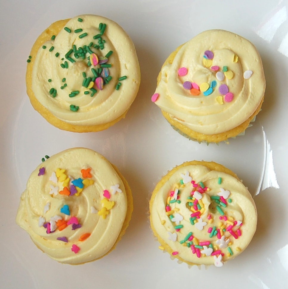 Cassie Craves Lovely Lemon Cupcakes with Lemon Cream Cheese Frosting