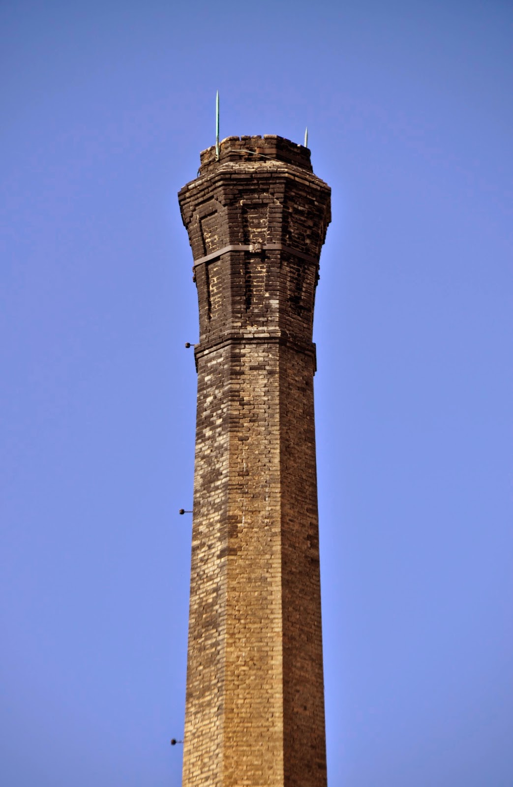 València, arena y cal: Chimeneas industriales de ladrillo.