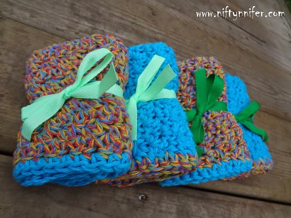 Free Crochet Pattern ~ Easy Dc, Sc Washcloth http://www.niftynnifer.com/2013/08/free-washcloth-crochet-pattern_6.html #Crochet #Washcloth #Dishcloth