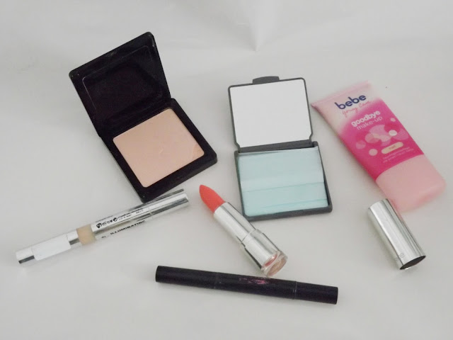 Catrice Prime and Fine Highlighting Powder, Rival de Loop Anti-Shine Paper, irgendein essence-Highlighter-Stift, p2 Illuminating Touch Concealer, bebe goodbye make-up hell, Ultimate Shine Gel Colour 040 Don't Fear The Sheer