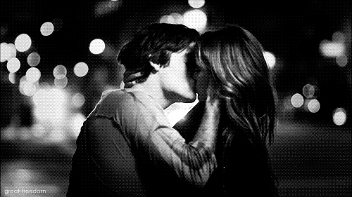 black-and-white-couple-kiss-love-Favim.com-368587.gif