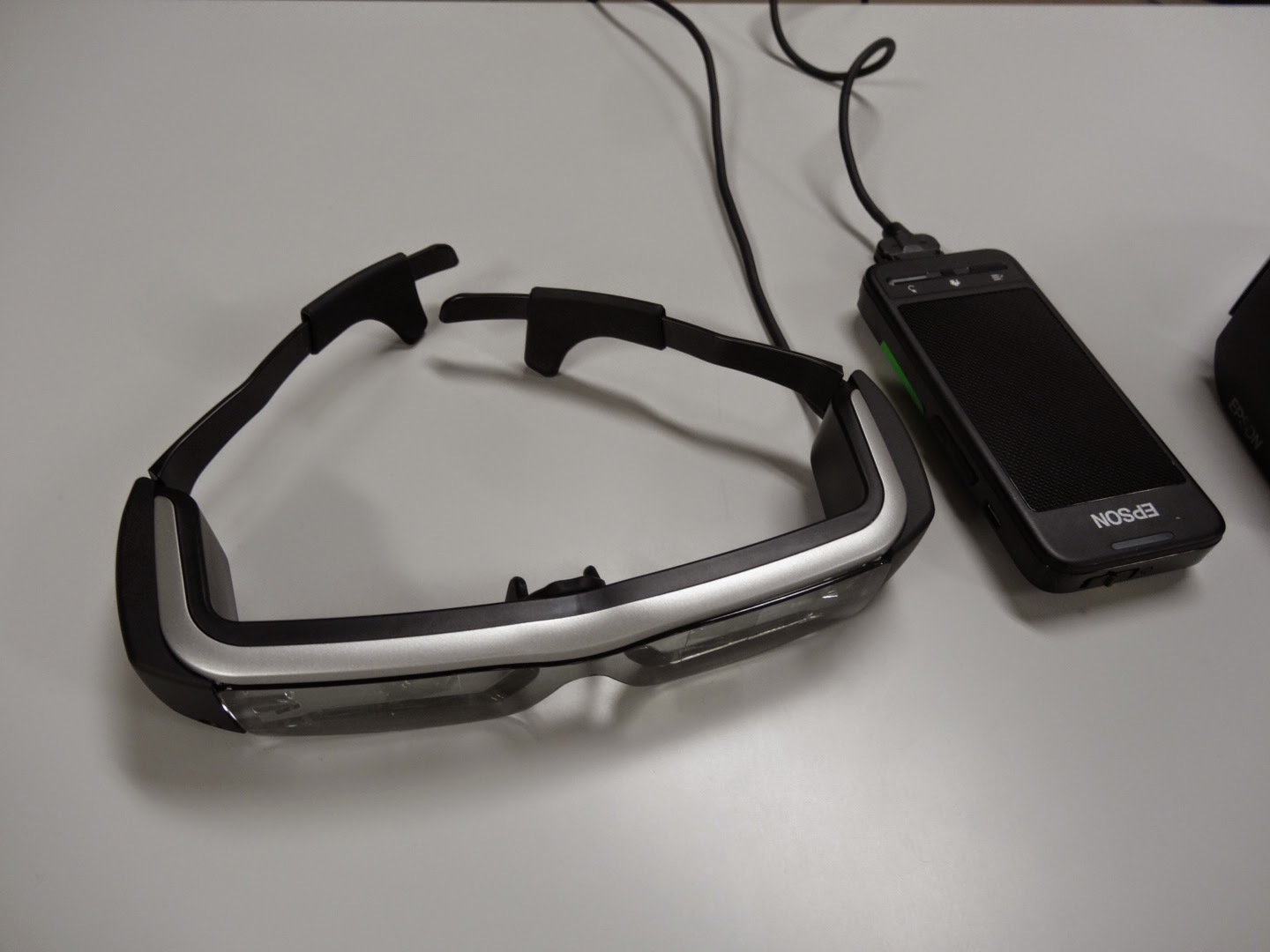 パソコンとカメラに繋がるもの レビュー エプソン Moverio その2 電車移動で使ってみる 通勤電車編