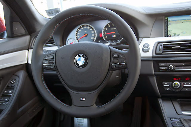 Салон нового BMW M5 6MT 2013 года