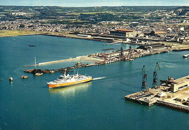The traveler's drawer CHERBOURG (France). La gare maritime. Le car