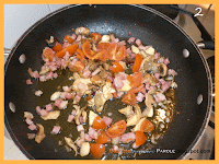 Mezze maniche funghi, pancetta, pomodori e prezzemolo
