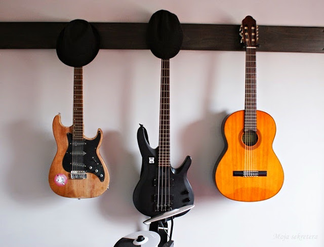 gitary i kapelusze powieszone na ścianie