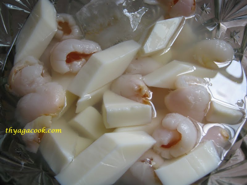 KARI LEAFS Malaysian flavour's: ALMOND JELLY WITH LYCHEE