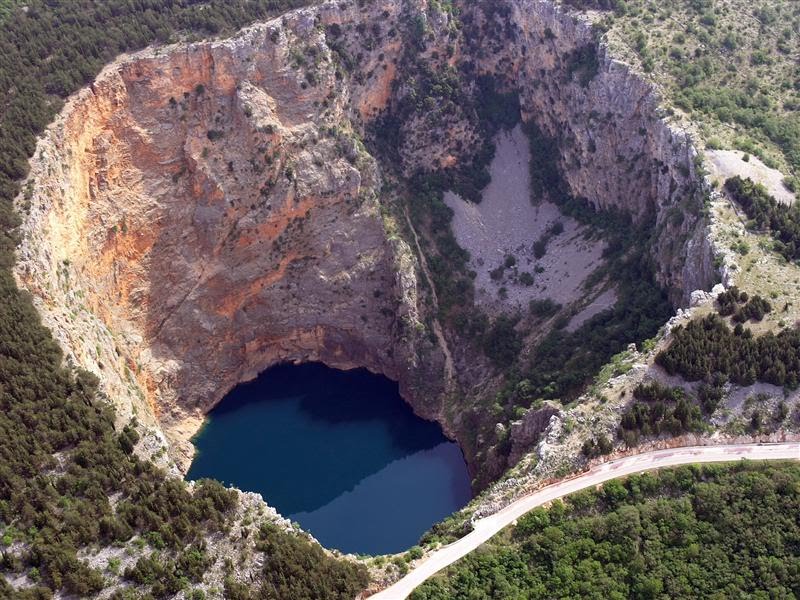 Six Of Earth S Most Fascinating Sinkholes