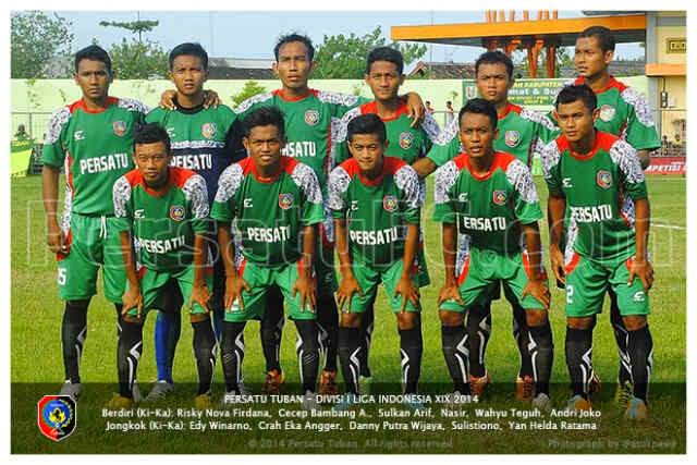 Nasir (berdiri ketiga dari kanan) bersama skuat Persatu Tuban.