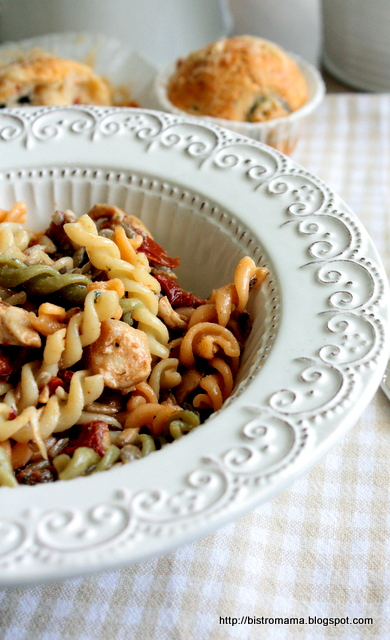 Salatka Z Makaronem Kurczakiem I Suszonymi Pomidorami Bistro Mama