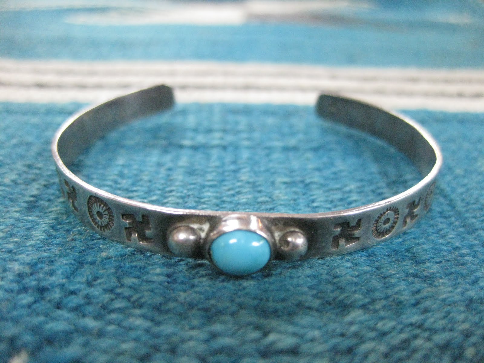 ～30's　NAVAJO　　　　　　　　　　　　　　　「卍」×10　　　　　　　　　　　　　　　COIN SILVER　BANGLE