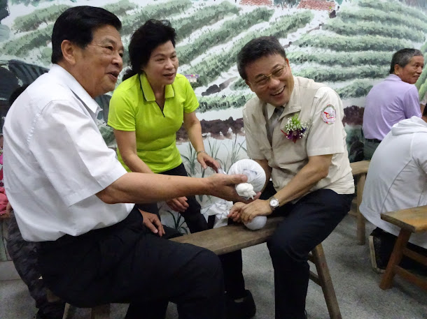 參山處處長吳主治坐在長板凳上體驗早期茶農以長巾揉茶。 參山處處長吳主治坐在長板凳上體驗早期茶農以長巾揉茶。