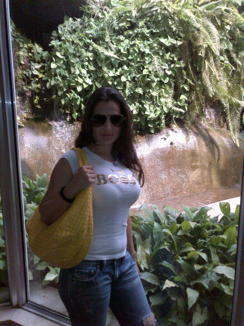 Amisha Patel1 - Amisha Patel in white Tank Top at Desi Boyz Screening