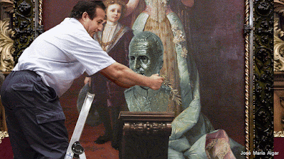 Ada Colau retira el busto del Rey en el Ayuntamiento de Barcelona.