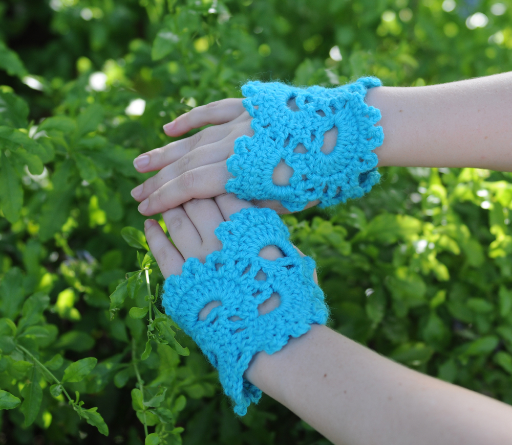 With a Skein... Queen Anne's Little Lace Gloves