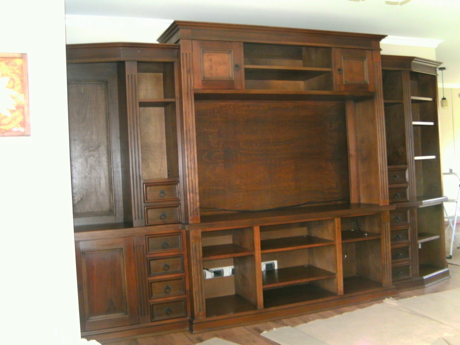 MUEBLES SERRA: SALA DE TV. MUEBLE SOBRE MEDIDA Y APARADOR.