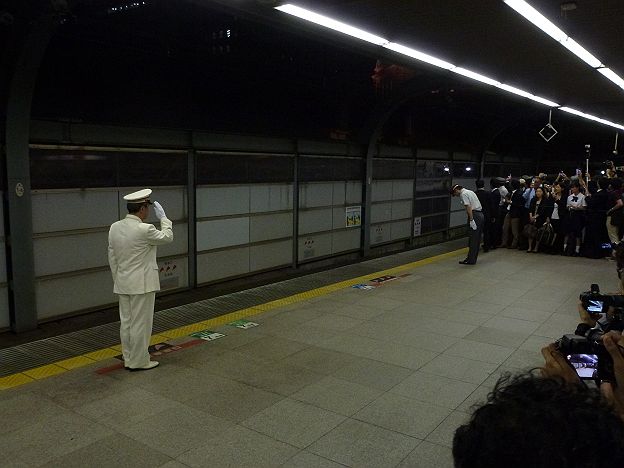 お召し列車を敬礼して待つ東京駅長