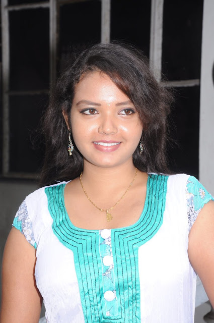 Serial Actress Praveena Facebook Serial Actress Praveena Facebook