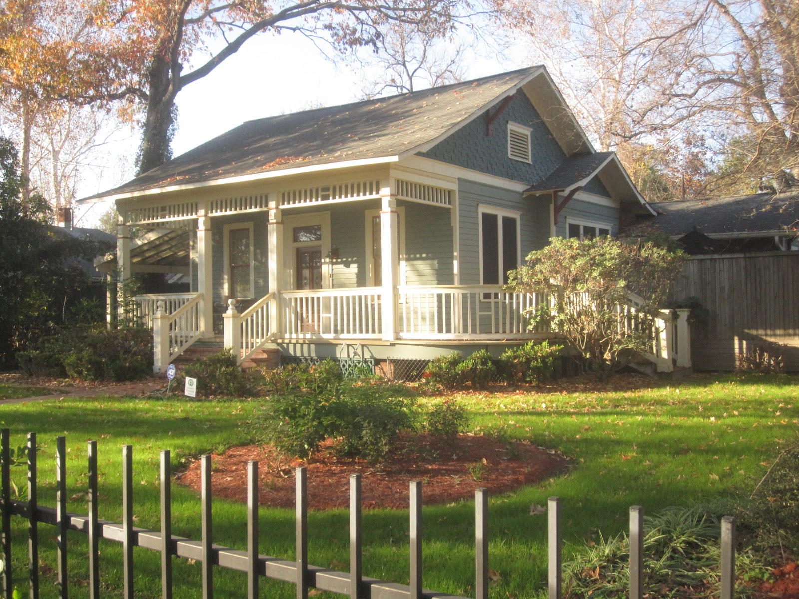 The OtHeR HoUsToN: BUNGALOW ROOFS, EAVES, GABLES & TRIM