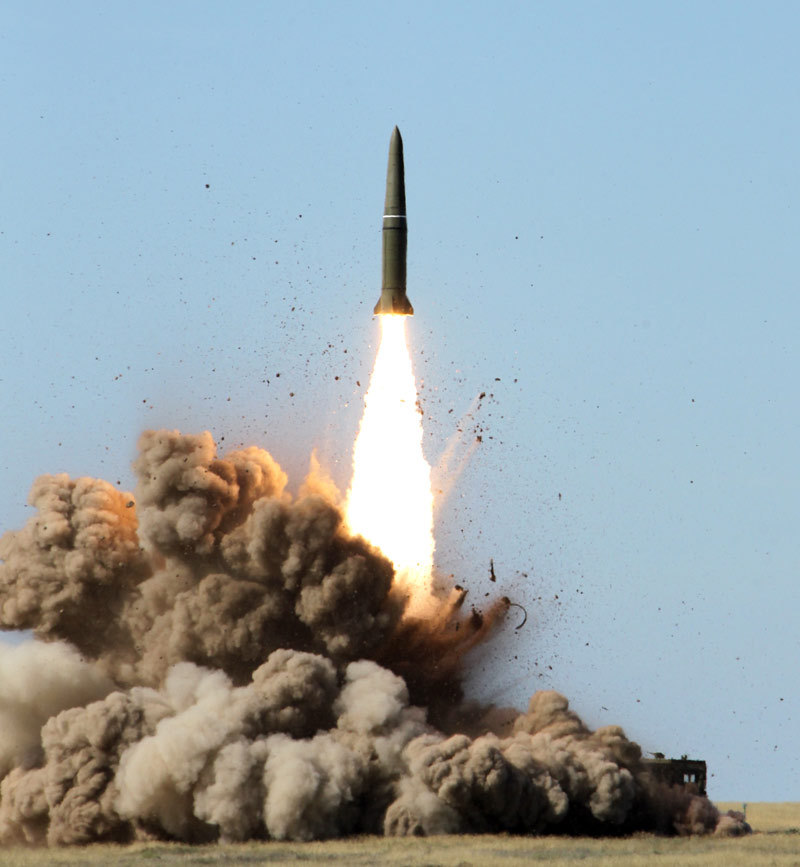 http://3.bp.blogspot.com/-VbKkJ4ob02I/TxWEWTCNa8I/AAAAAAAAHxU/JRrnPKl_r-M/s1600/9K720+Iskander+SS-26+Stone+mobile+theater+ballistic+missile+system++quasi-ballistic++solid-propellant+single-stage+guided+missiles%252C+model+9M723K1+cruises+at+hypersonic+speed+++CEP+%2528Circular+error+probable%2529+anti-ABM+maneuver+%2528.jpg