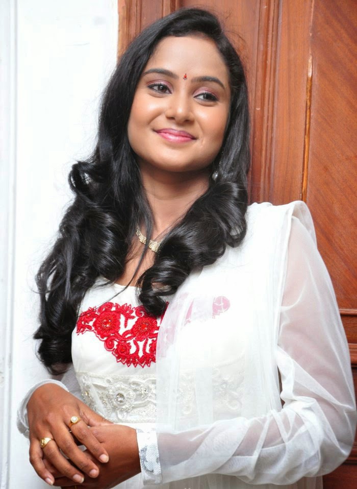 telugu tv serial actress sravani hot photos