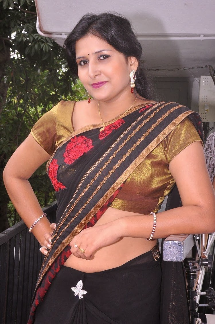 Очень большие дойки крася даже зрелых индийских девушек Очень большие дойки крася даже зрелых индийских девушек