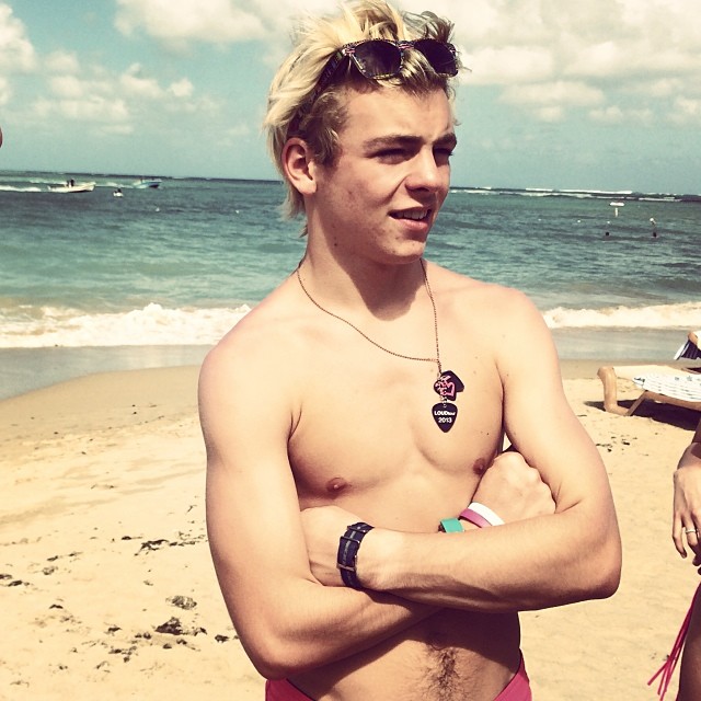 inside deep throat hot naked pictures of ross lynch