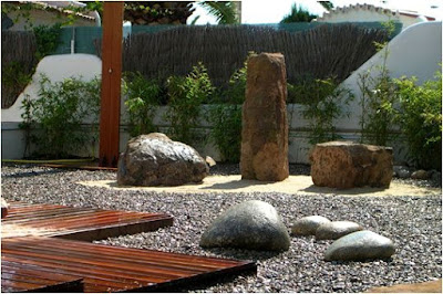 jardin minimalista zen con piedras y deck de madera foto 4 jardin minimalista zen con piedras