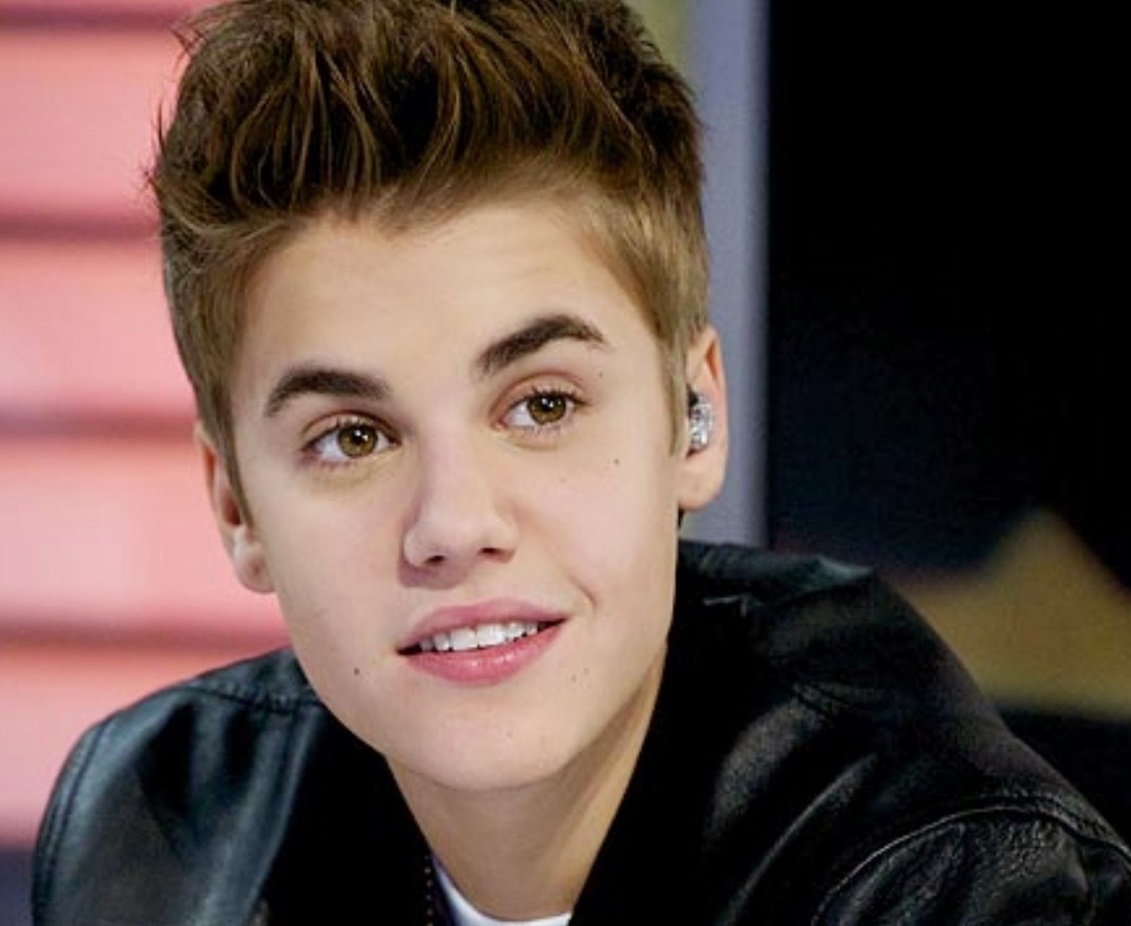 Justin Bieber young and multi talented Canadian Singer biography & pictures ...1600 x 1311