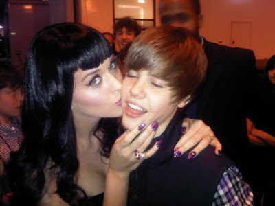 justin bieber kissing selena gomez images. selena gomez and justin bieber