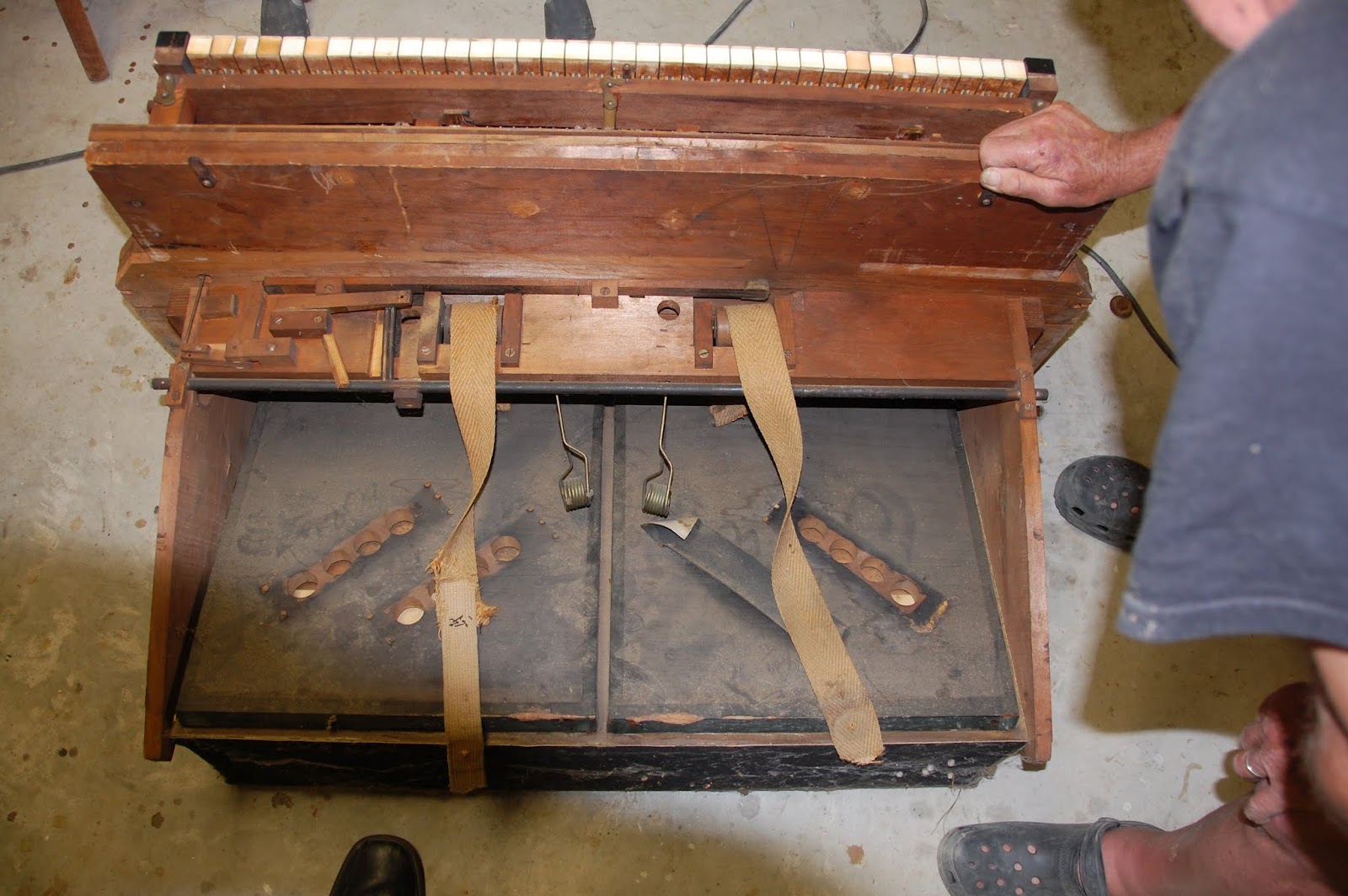 Restoring a Reed Organ Part 6 Removing the Action from the Case