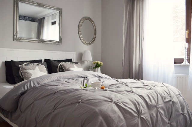 szara sypialnia glamour; bedroom 