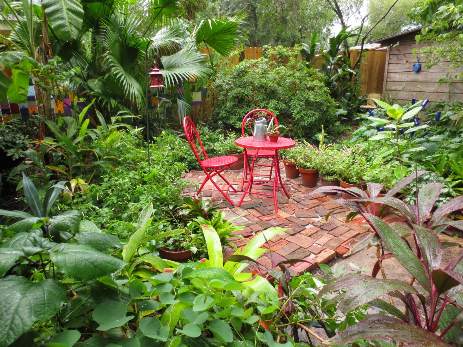 Tropical Texana: ANTIQUE BRICK COURTYARD COMES TO LIFE HERE IN THE GARDEN