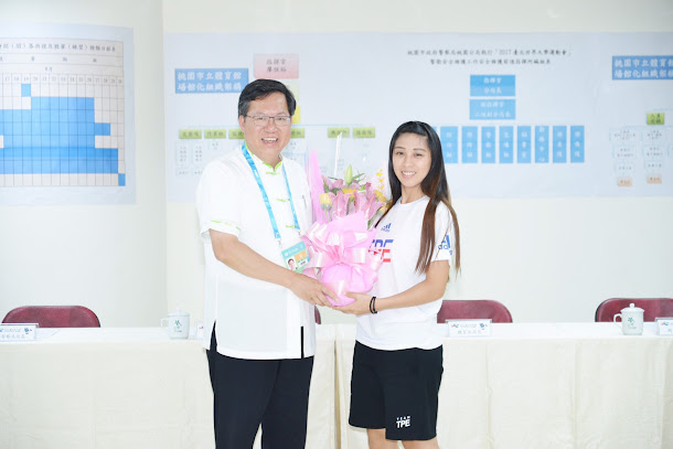 來自桃園的台灣隊跆拳女將蘇佳恩在世大運奪金,桃園市長鄭文燦今送上花束和高科技耳機,恭喜她進一步成為「台灣之光」。 來自桃園的台灣隊跆拳女將蘇佳恩在世大運奪金,桃園市長鄭文燦今送上花束和高科技耳機,恭喜她進一步成為「台灣之光」。
