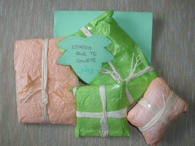 cuatro paquetes envueltos en papel de seda recibidos por el amigo invisible de primavera