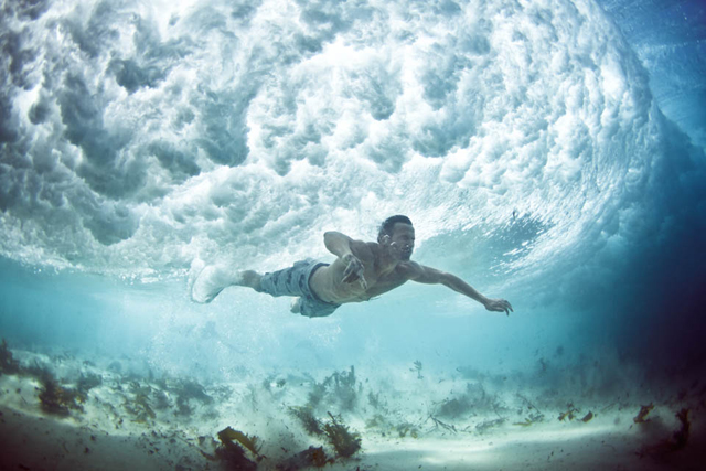 Fotos submersas de banhistas passando debaixo de ondas