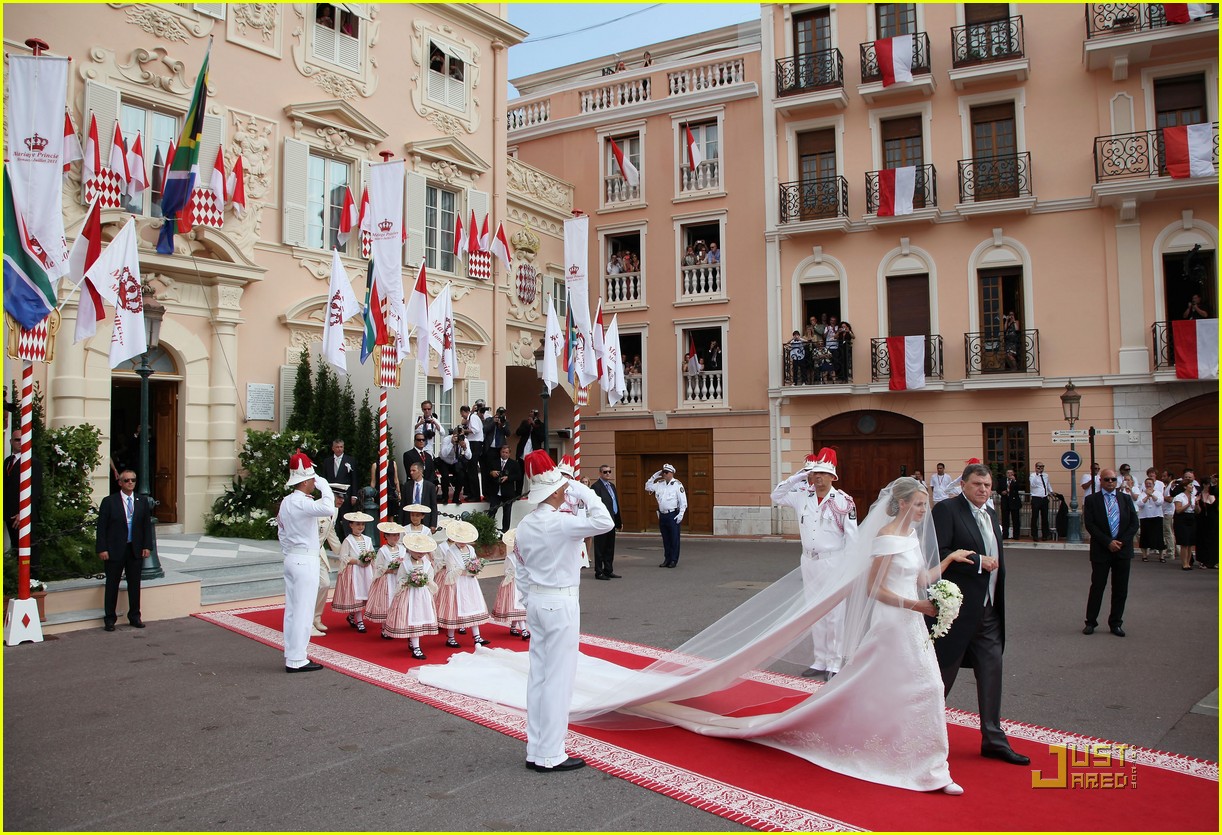 http://3.bp.blogspot.com/-VmcHdHTAWKY/ThASlV-iuZI/AAAAAAAAK1k/oJfaVaJI8Uw/s1600/prince-albert-princess-charlene-royal-wedding-14.jpg