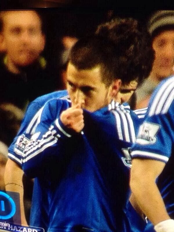 HAZARD+KISSING+CHELSEA+BADGE.jpg
