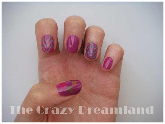 wavy stripes nails