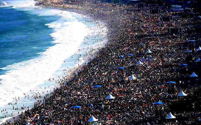 I know the beaches in Rio get crowded, but I had no idea..