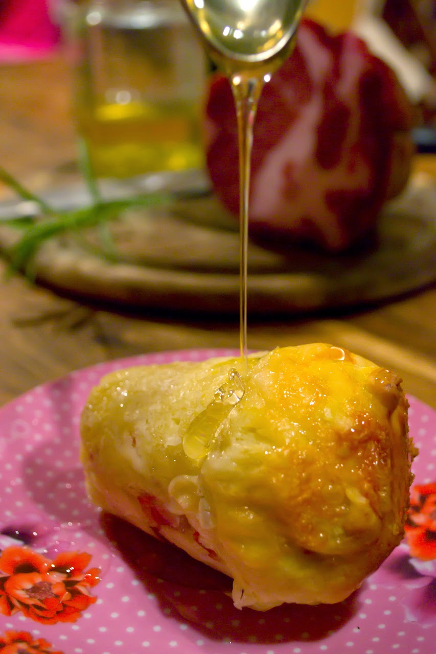 babà salato di pan brioche al pecorino con coppa piacentina e miele d'arancio