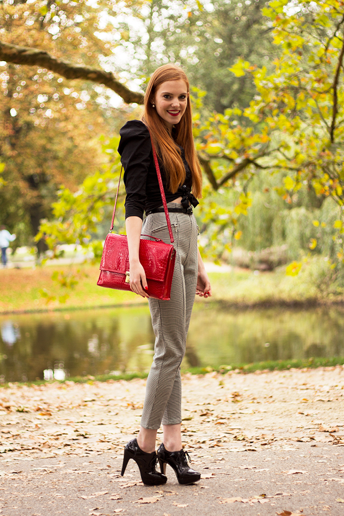 Fall outfit with cropped pants and knotted blouse