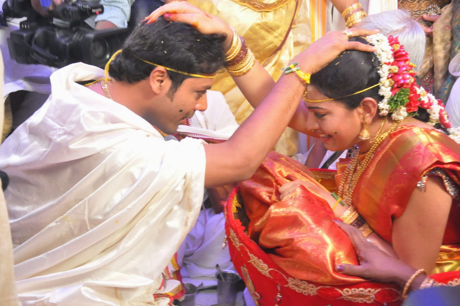 Geetha Madhuri weds Actor Nandu photo album, Geetha Madhuri marriage photo ...