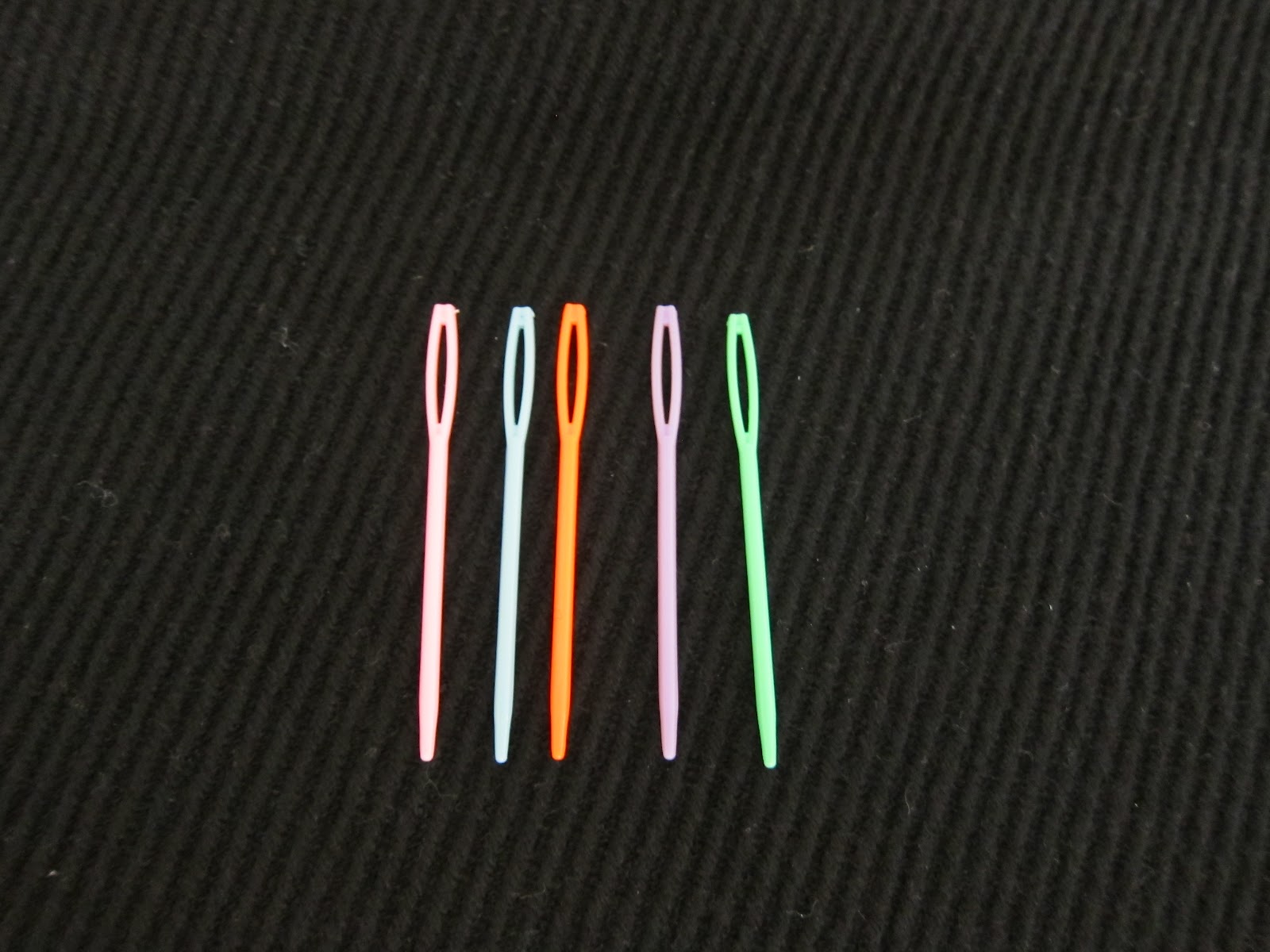 mommy's knitting room Multicolour plastic sewing needles