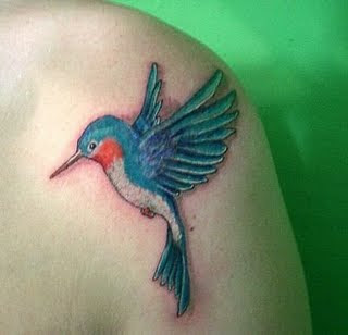 Tatuagens de Beija-Flor Tatuagens Femininas de Beija-Flor no Ombro