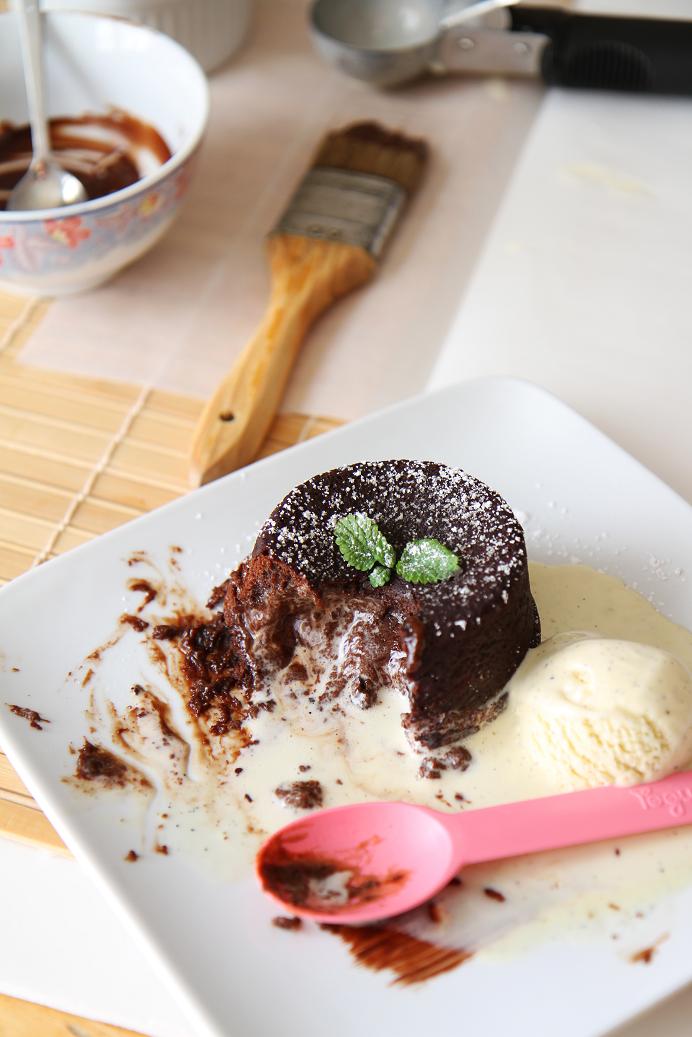 Gourmet Baking Molten Chocolate Cake with Pierre Herme's Vanilla Bean Ice Cream