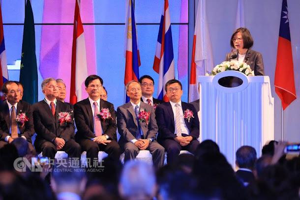 總統蔡英文(右)17日在亞洲台灣商會聯合總會聯席會 議致詞指出,請台商在海外放心打拚,她會把台灣顧好 ,把家顧好,讓大家繼續勇敢走出自己的路。 總統蔡英文(右)17日在亞洲台灣商會聯合總會聯席會 議致詞指出,請台商在海外放心打拚,她會把台灣顧好 ,把家顧好,讓大家繼續勇敢走出自己的路。