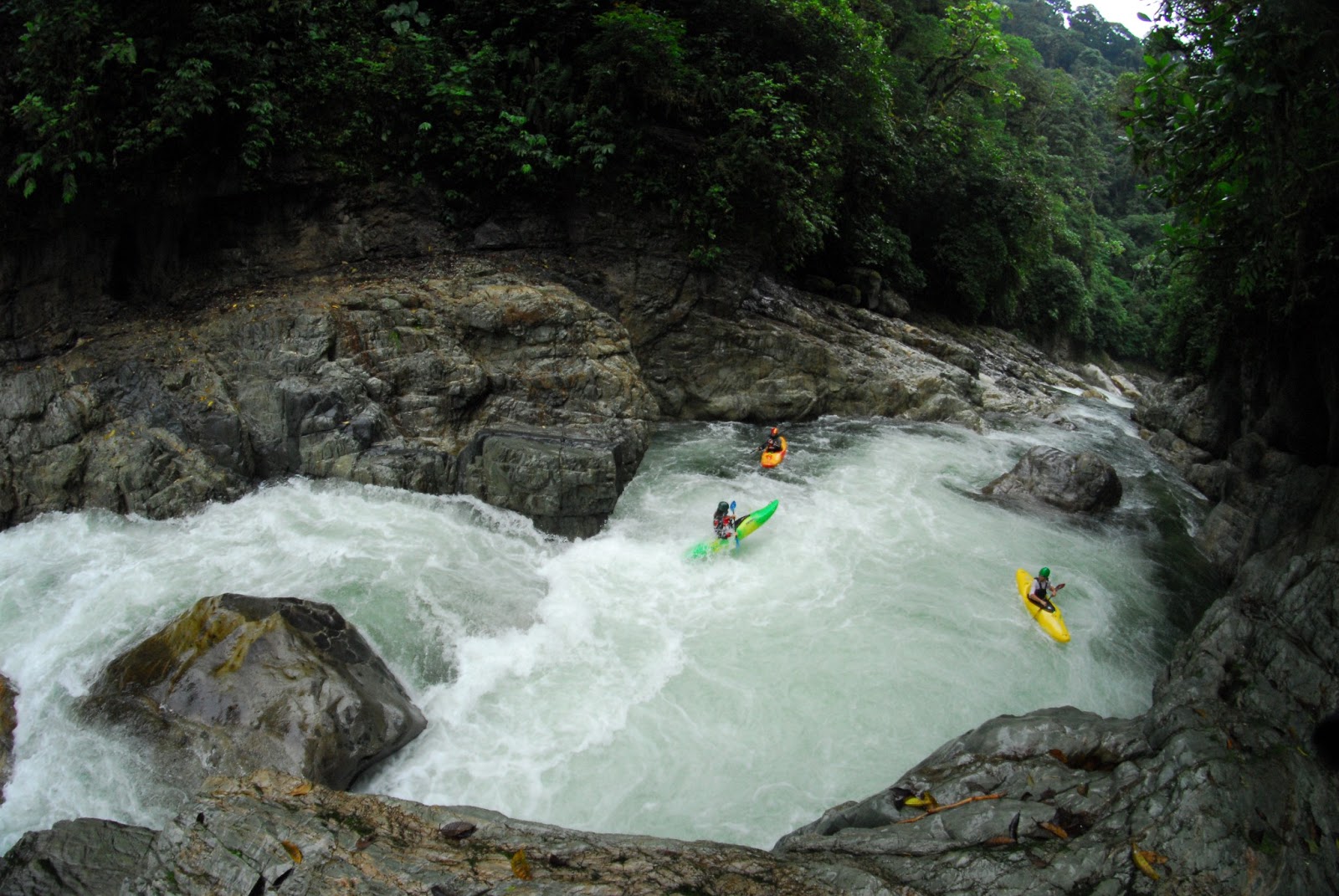CLASS IV PARADISE, WHITEWATER KAYAKING IN EQUATOR, ECUADOR KAYAK HOSTEL