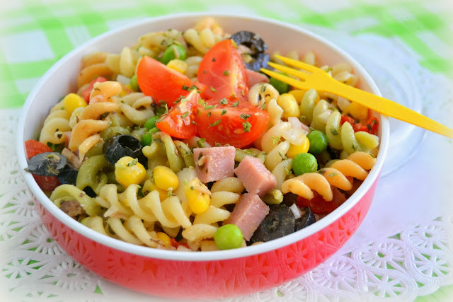 Ensalada de pasta casera, fácil y rápida para comer fresca o llevar