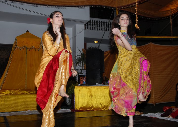 Picture: Beautiful desi girls mehndi and shadi dance